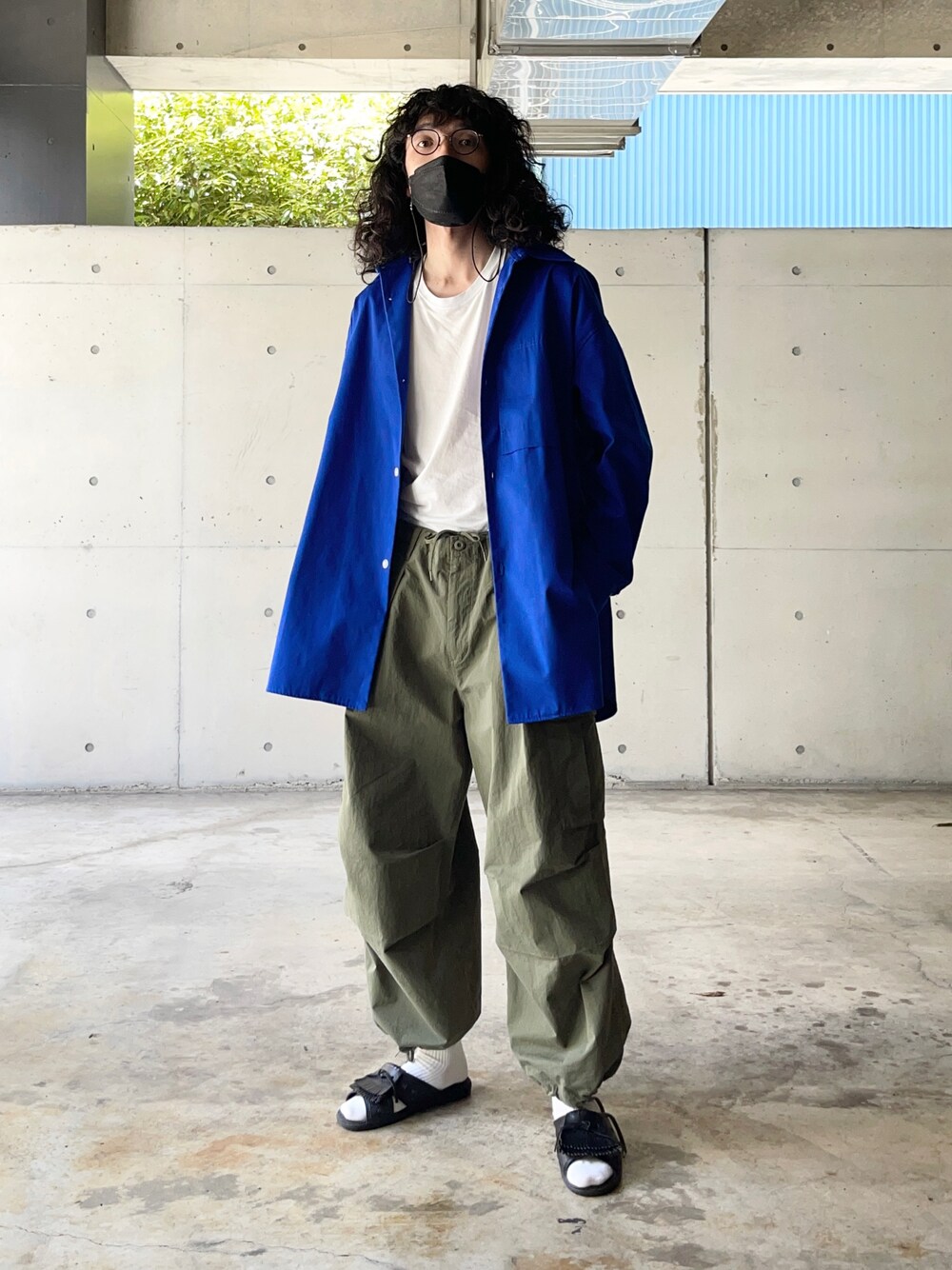 ブルー系のシャツ/ブラウス、グリーン系のカーゴパンツ、ホワイト系のTシャツ/カットソーを着用したメンズの夏コーディネートの1枚目の写真