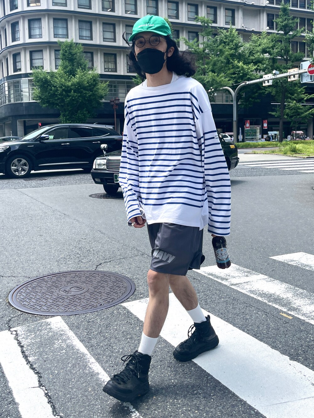 ブラック系のTシャツ/カットソー、グレー系のパンツ、ブラック系のスニーカーを着用したメンズの夏コーディネートの1枚目の写真