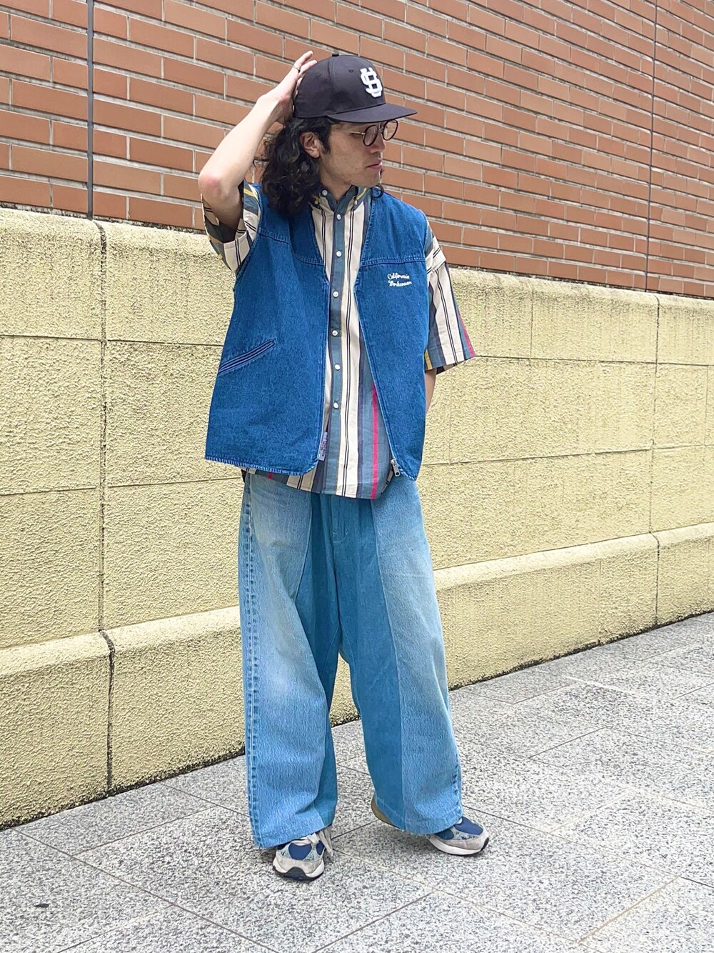 ベージュ系のシャツ/ブラウス、ブルー系のデニムパンツ、グレー系のスニーカーを着用したメンズの春コーディネートの1枚目の写真