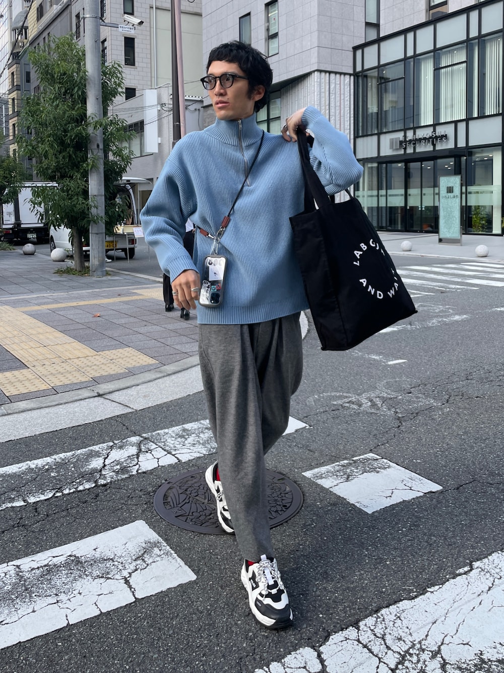 「トートバッグ、ハーフジップ、ニット、ワイドパンツ、スマホショルダー、レイヤードスタイル、ワントーンコーデ、モックネック、ビッグシルエット、スラックス、冬コーデ、シンプルコーデ、スニーカー、私の推しブランド、ほめられ本命コーデ」｜「UNUSEDのアイテム（パンツ、グレー系）」を使った、TOMOKI OOHASHIさん（メンズ・180cm）の冬コーディネートの1枚目の写真