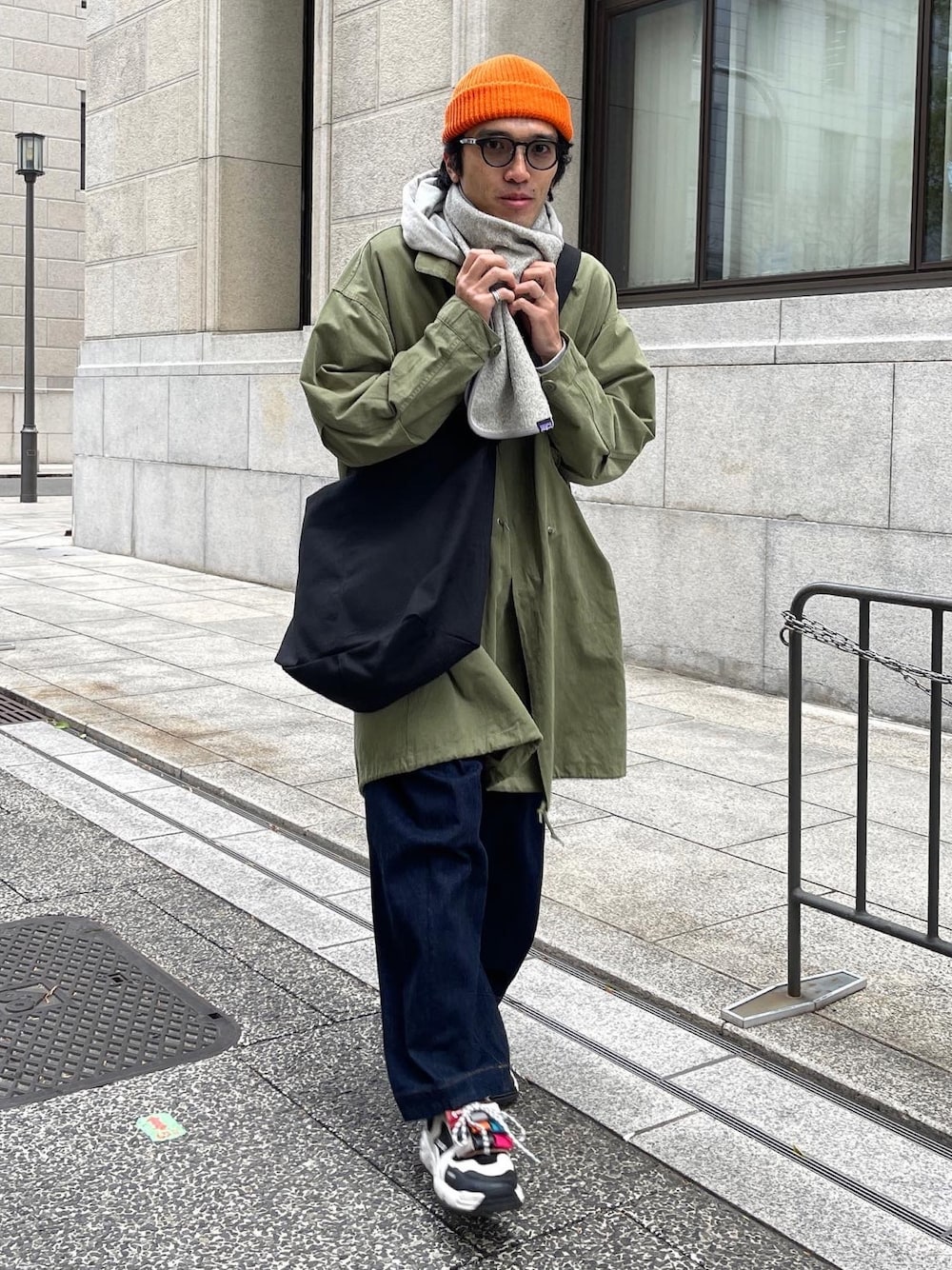 「ニット帽、モッズコート、冬コーデ、ミリタリー、スニーカー、ワイドパンツ、ロングコート、マフラーぐるぐる、ビッグシルエット、デニム、レイヤードスタイル、私の推しブランド、古着MIX、ショルダーバッグ、ほめられ本命コーデ」｜「CPCMのキャンバスニュースペーパーバッグ（ショルダーバッグ、ブラック系）」を使った、TOMOKI OOHASHIさん（メンズ・180cm）の冬コーディネートの1枚目の写真