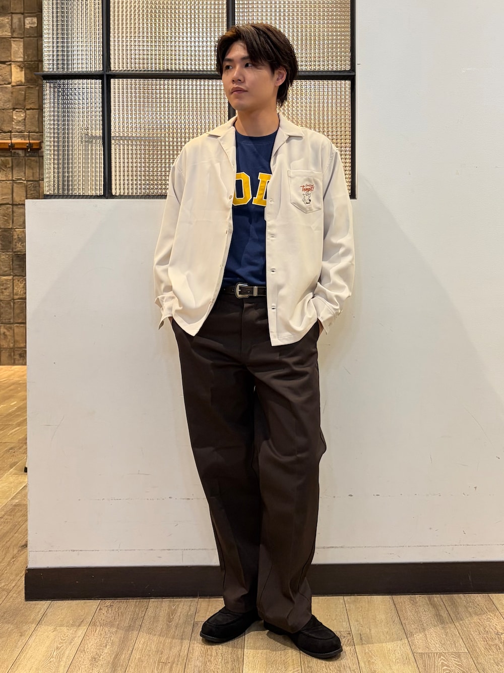 ブルー系のTシャツ/カットソー、ホワイト系のシャツ/ブラウスを着用したメンズの秋コーディネートの1枚目の写真