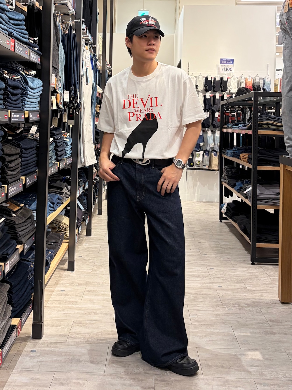 ホワイト系のTシャツ/カットソー、ブルー系のデニムパンツを着用したメンズの夏コーディネートの1枚目の写真