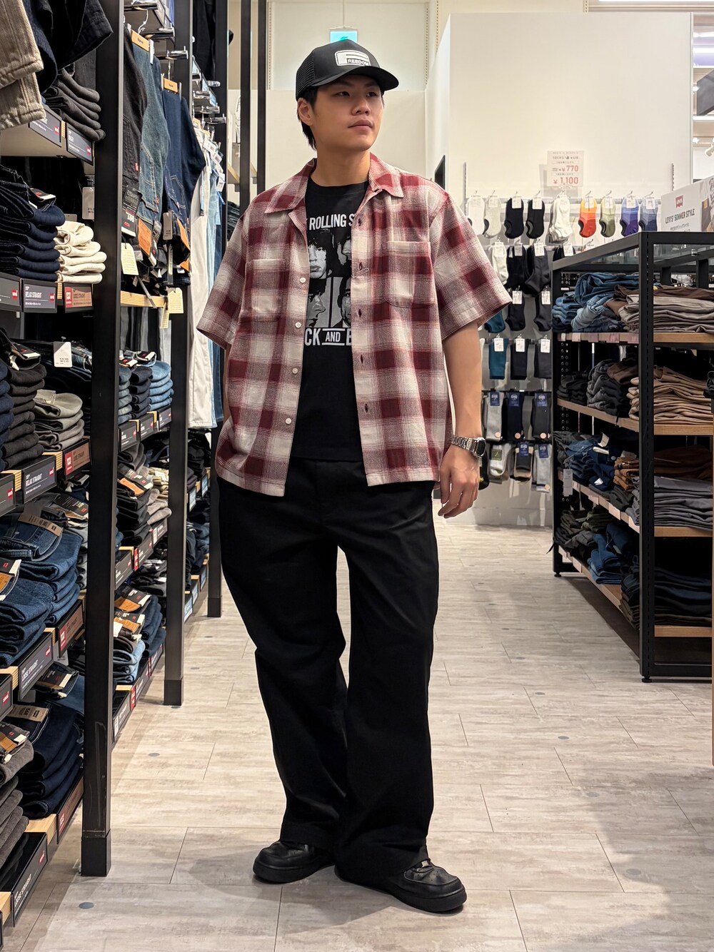 ホワイト系のTシャツ/カットソー、ブラック系のその他パンツ、レッド系のシャツ/ブラウスを着用したメンズの春コーディネートの1枚目の写真