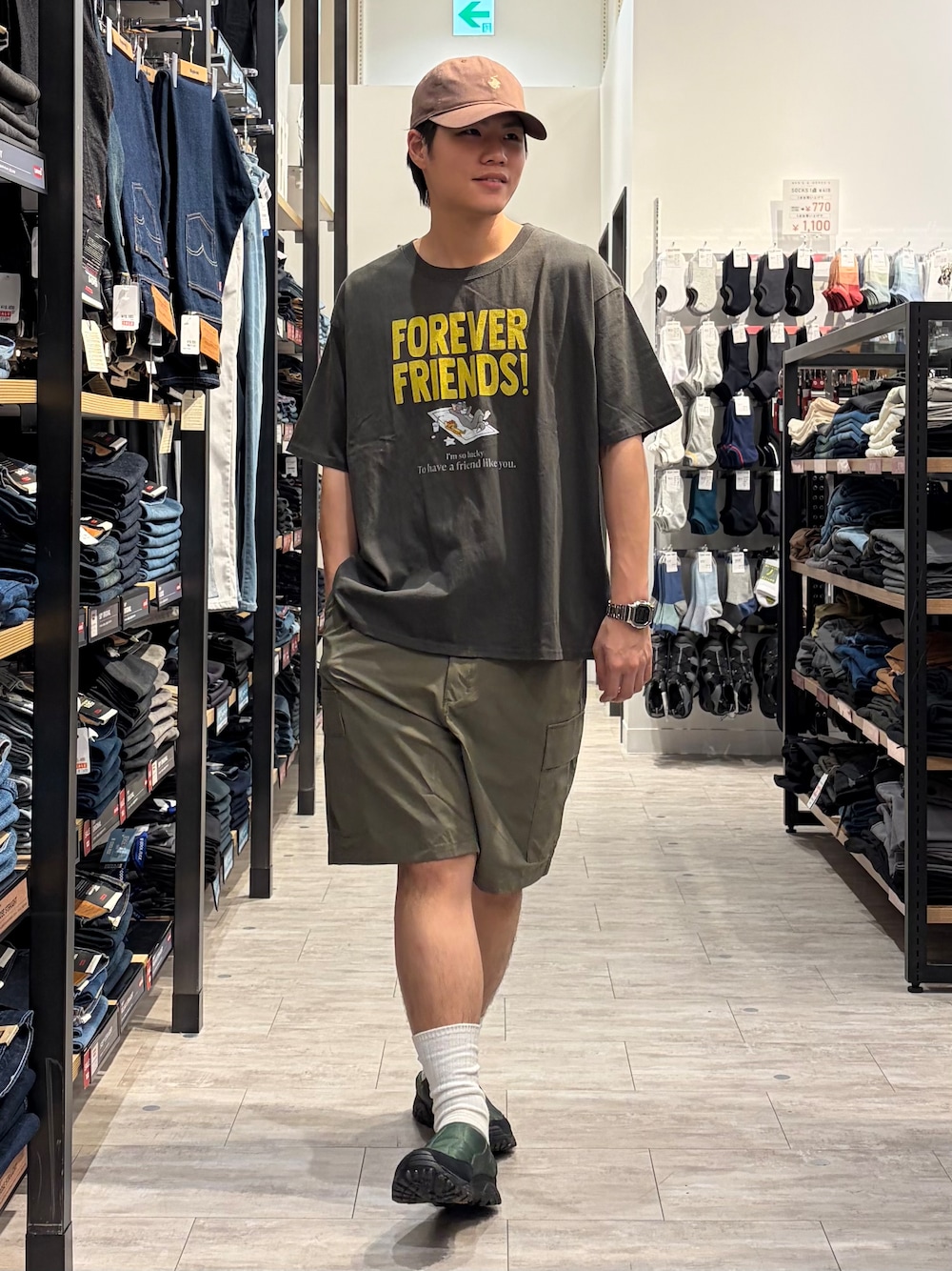 グリーン系のその他パンツ、グレー系のTシャツ/カットソー、ブラウン系のキャップを着用したメンズの夏コーディネートの1枚目の写真