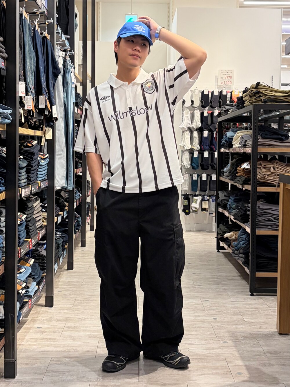 ブラック系のその他パンツ、ブルー系のキャップを着用したメンズの夏コーディネートの1枚目の写真