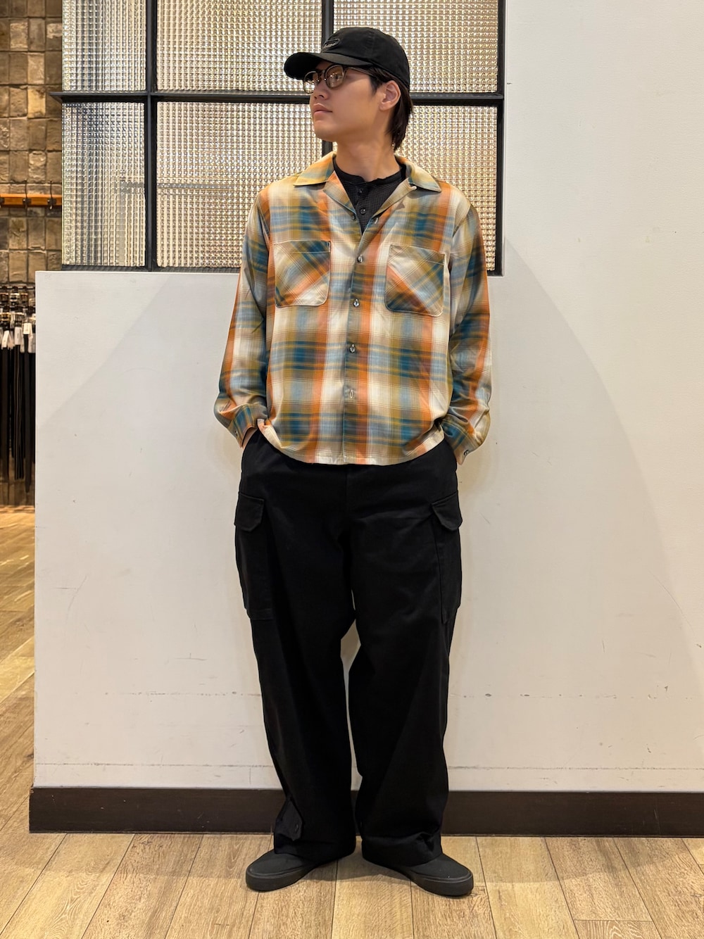 ブラック系のその他パンツ、ブラック系のTシャツ/カットソー、ベージュ系のシャツ/ブラウスを着用したメンズの秋コーディネートの1枚目の写真