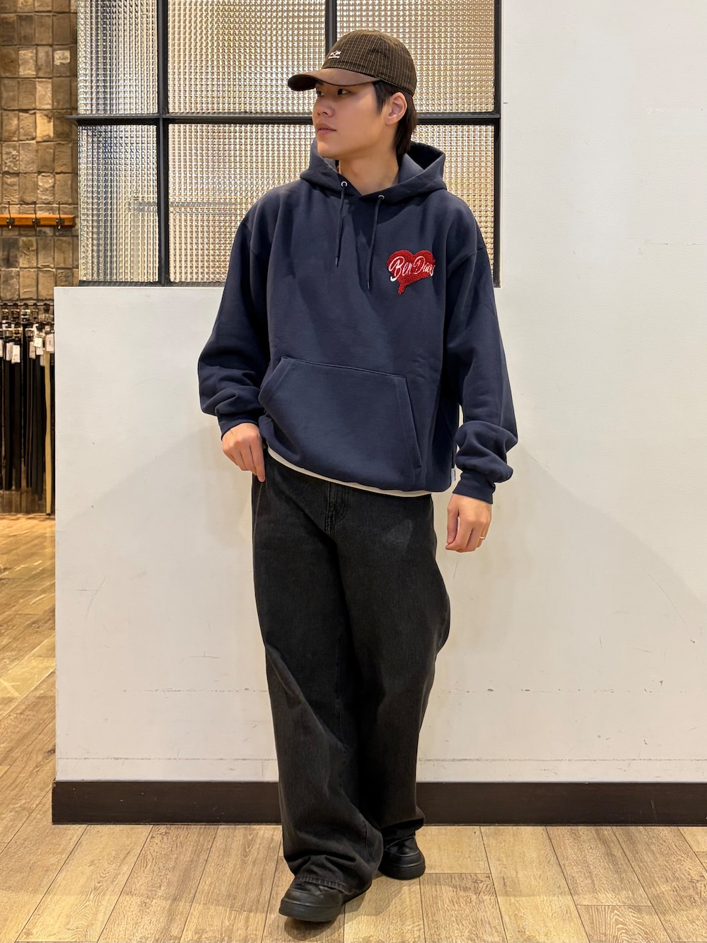 ブルー系のTシャツ/カットソー、ホワイト系のTシャツ/カットソー、ブラウン系のキャップを着用したメンズの秋コーディネートの1枚目の写真