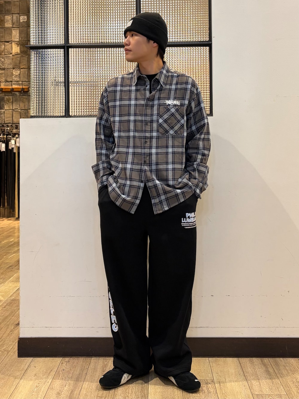 ブラック系のその他パンツ、グレー系のシャツ/ブラウス、ブラック系のTシャツ/カットソーを着用したメンズの秋コーディネートの1枚目の写真