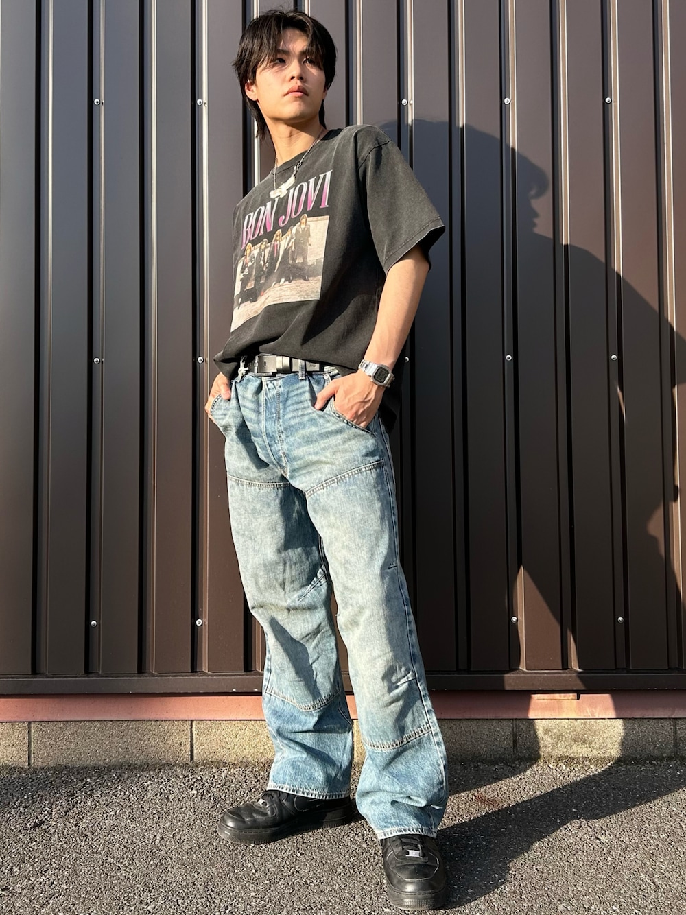 ブラック系のTシャツ/カットソー、ブルー系のデニムパンツを着用したメンズの春コーディネートの1枚目の写真