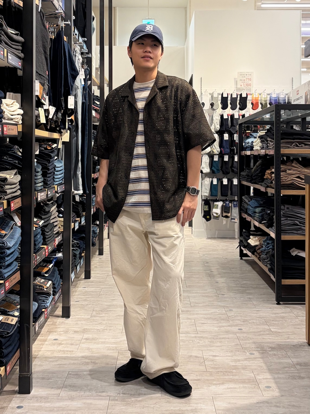 ホワイト系のTシャツ/カットソー、ブラウン系のシャツ/ブラウスを着用したメンズの夏コーディネートの1枚目の写真