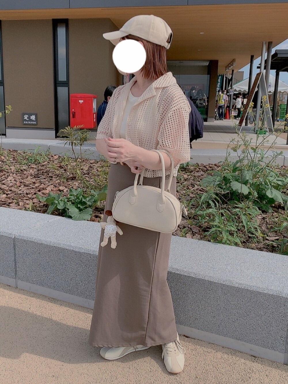 「低身長コーデ、淡色コーデ、大人カジュアル、スニーカーコーデ、ママファッション、UNIQLO、淡色女子、ベージュ、しまむら、プチプラ、休日スタイル、おしゃれさんと繋がりたい、ワントーンコーデ、低身長、淡色カジュアル」｜「しまむらのアイテム（スカート、ブラウン系）」を使った、haruさん（レディース・149cm）の春コーディネートの1枚目の写真