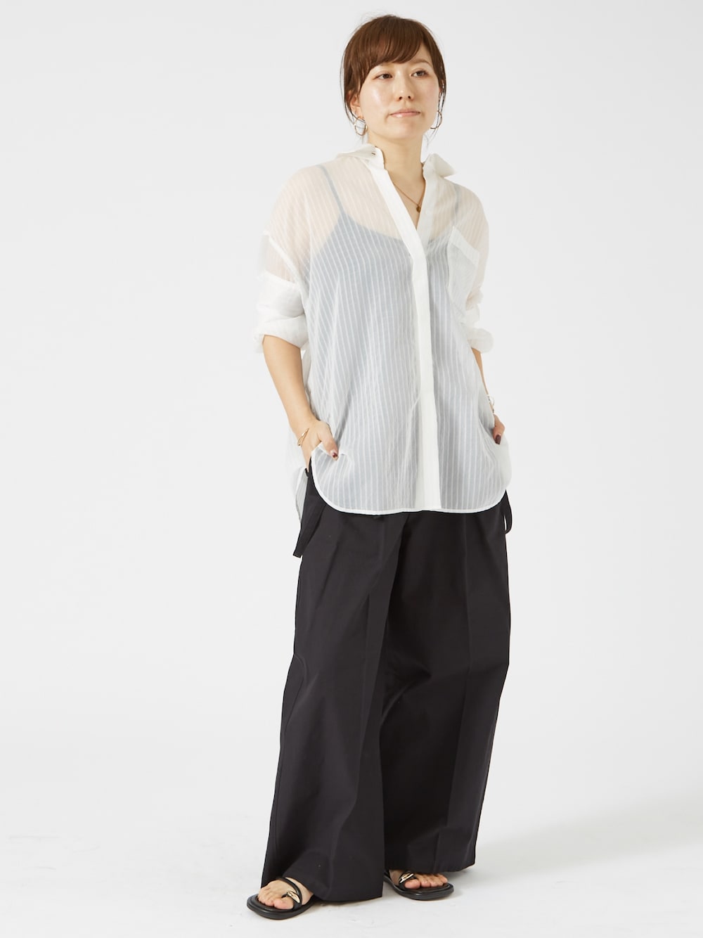 ホワイト系のシャツ/ブラウス、ブラック系のその他パンツを着用したレディースの冬コーディネートの1枚目の写真