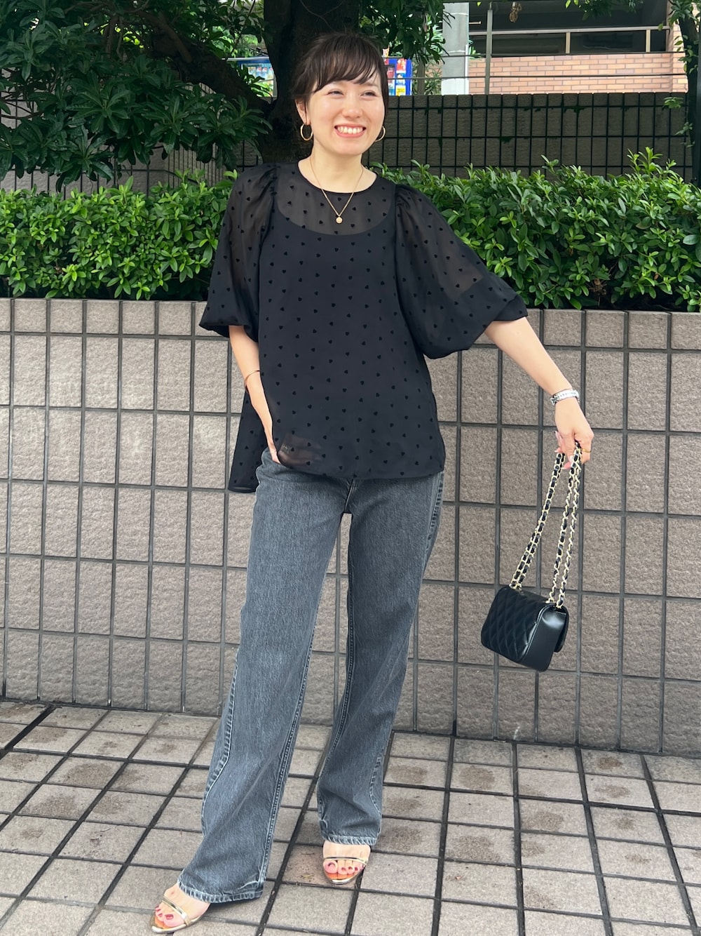 ブラック系のシャツ/ブラウス、ブラック系のショルダーバッグ、ブラック系のデニムパンツを着用したレディースの夏コーディネートの1枚目の写真