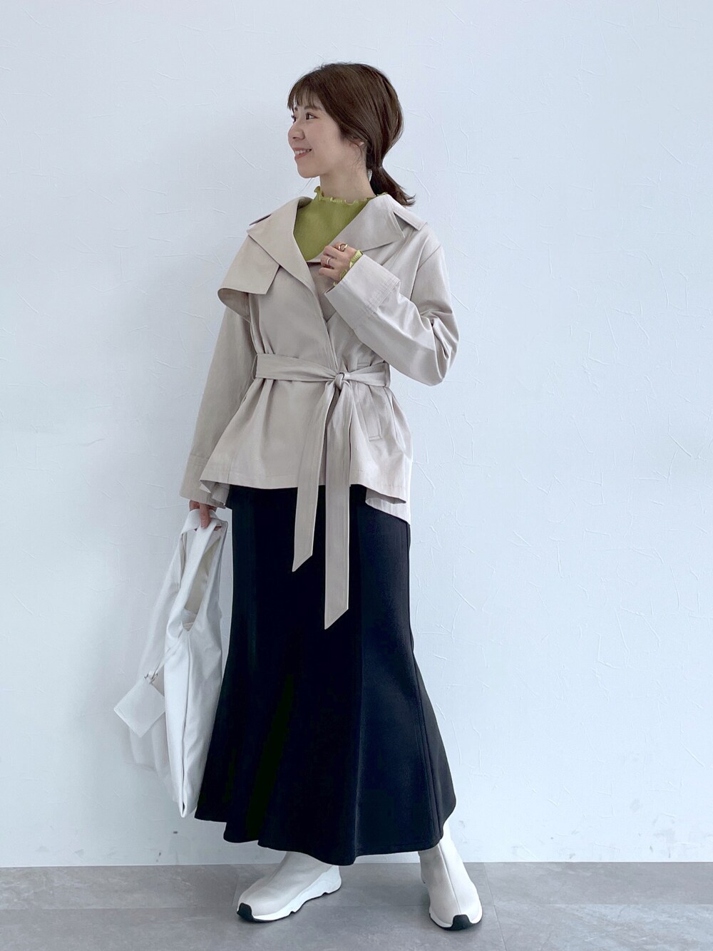 「トレンチコート、ロングスカート、オトナ女子、きれいめカジュアル、大人カジュアル、オトナカワイイ、ほめられ本命コーデ、春カラー、スカートスタイル、スニーカー、カジュアル、シンプルコーデ、骨格ストレート、ブーツ、春コート」｜「Andemiuのハーフトレンチコート189671（トレンチコート、ベージュ系）」を使った、ｍｉｙｕさん（レディース・161cm）の冬コーディネートの1枚目の写真