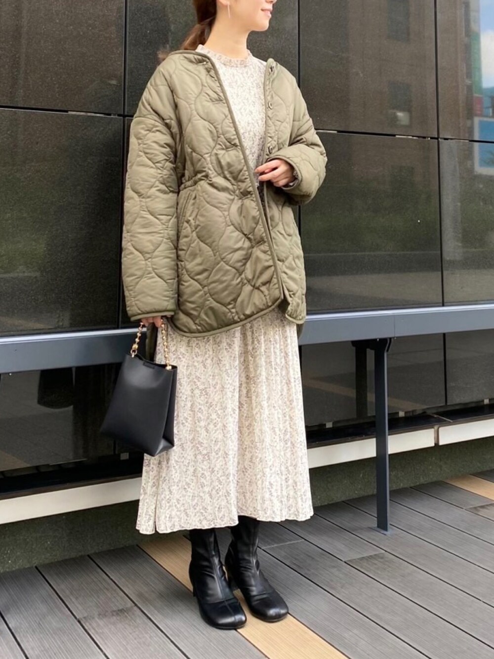 「だから秋服が好き、ゆったりコーデ、ロングワンピース、淡色コーデ、花柄、花柄ワンピース、キルティング、カーキ、大人コーデ、デート、甘辛mix、ショートブーツ、オトナ女子、休日スタイル、おでかけ」｜「mysty womanのキルティング2WAYジャケット 255243（ノーカラージャケット、グリーン系）」を使った、ｍｉｙｕさん（レディース・161cm）の秋コーディネートの1枚目の写真