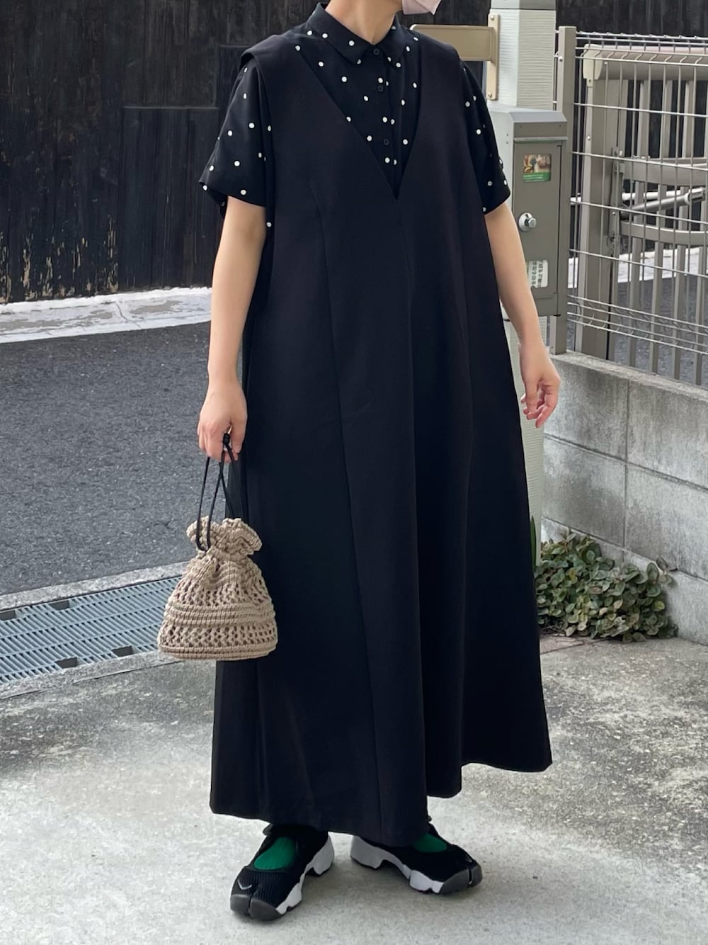 「水玉、ブラック、Vネックワンピース、エアリフト」｜「KBFのVネックフレアジャンパースカート（ワンピース、ブラック系）」を使った、machikoさん（レディース・155cm）の夏コーディネートの1枚目の写真