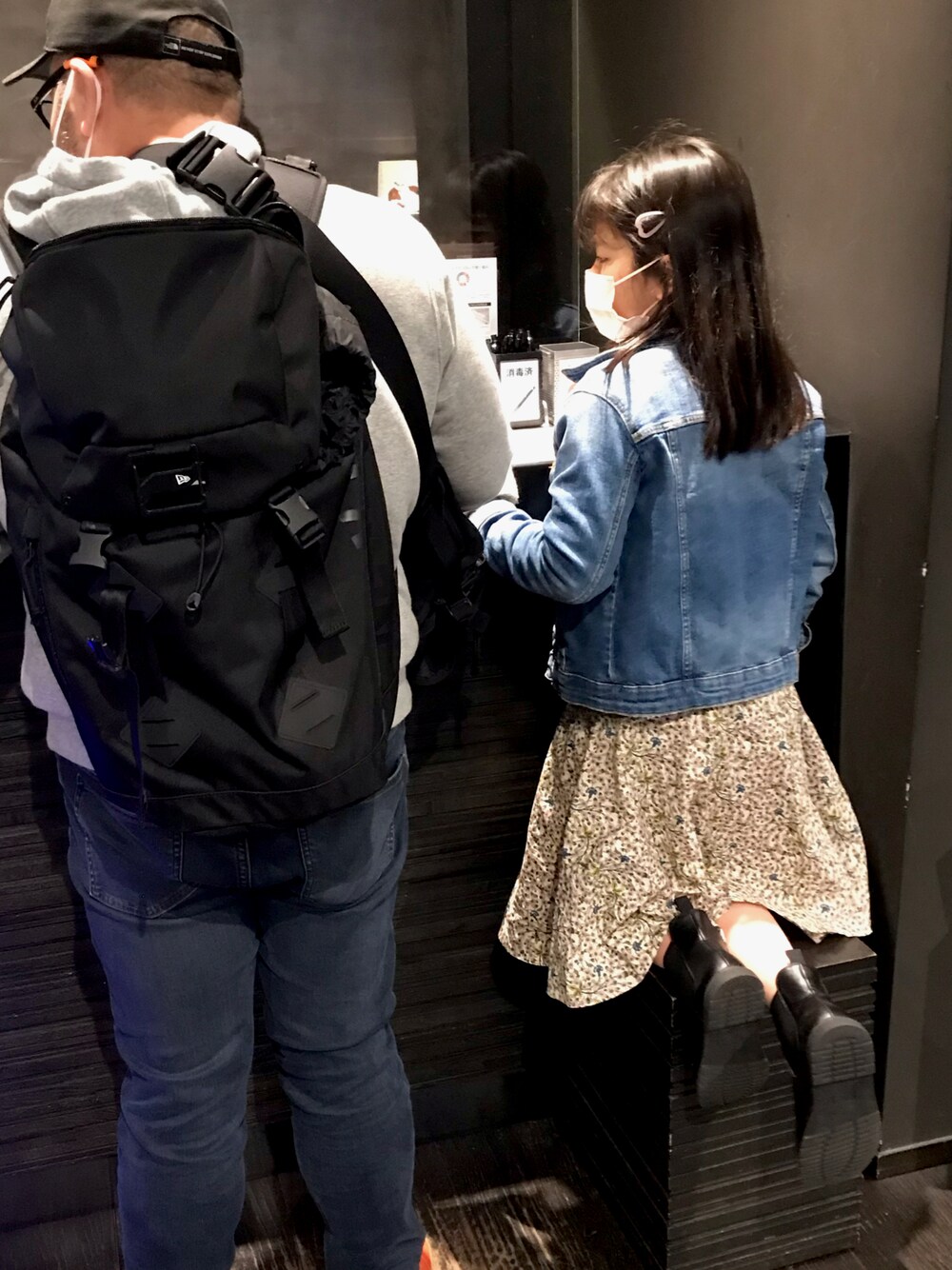 「ZARAのアイテム（デニムジャケット、ブルー系）」を使った、Miyu-mさん（キッズ・135cm）の冬コーディネートの1枚目の写真