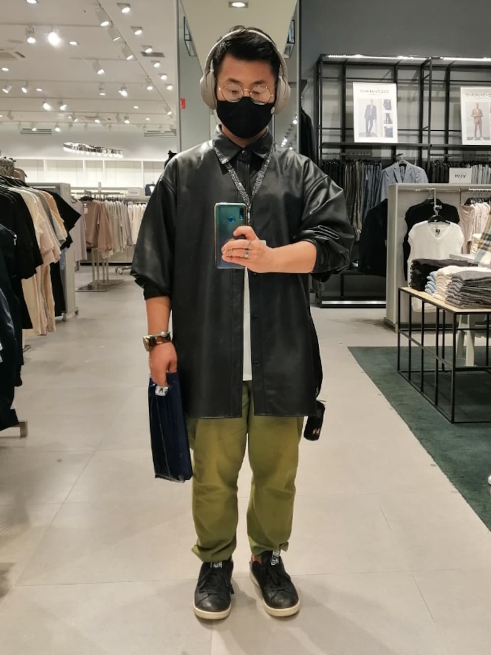 ブラック系のシャツ/ブラウス、グリーン系のカーゴパンツ、ブラック系のスニーカーを着用したメンズの秋コーディネートの1枚目の写真