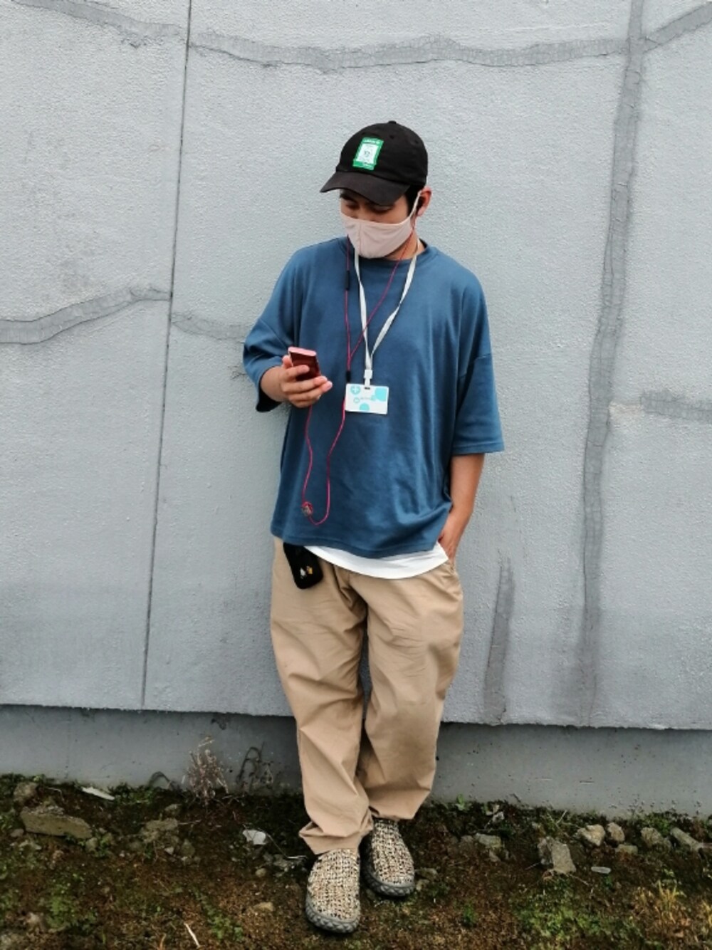 ベージュ系のその他パンツ、ブルー系のTシャツ/カットソー、グリーン系のアンサンブルを着用したメンズの夏コーディネートの1枚目の写真