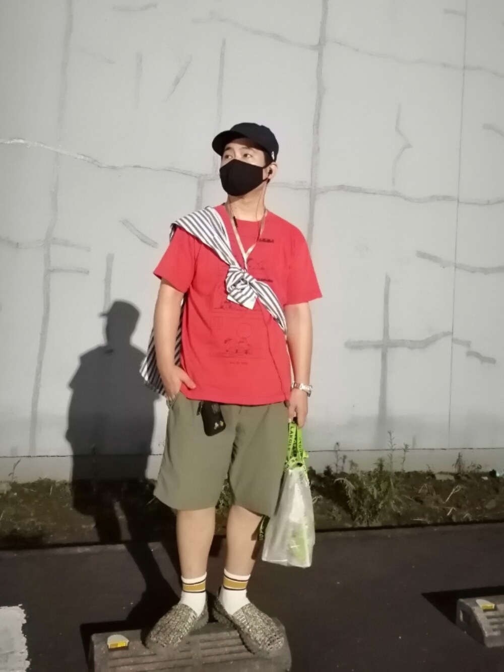 レッド系のTシャツ/カットソー、その他のシャツ/ブラウス、グリーン系のパンツを着用したメンズの夏コーディネートの1枚目の写真