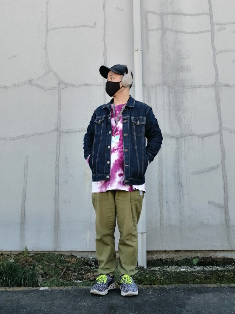 「キャップ、デニムジャケット、デニム、ダイダイ柄、ロンT、VANS、オーバーサイズ、カラーパンツ、カーゴパンツ、ミリタリーパンツ、秋のコーデ、秋コーデ、大人カジュアル、低身長、おしゃれさんと繋がりたい」｜「NEW ERAのニューエラ 59FIFTY キャップ ピンズロゴ ブラック NEW ERA（キャップ、ブラック系）」を使った、©︎hiviDevさん（メンズ・160cm）の秋コーディネートの1枚目の写真