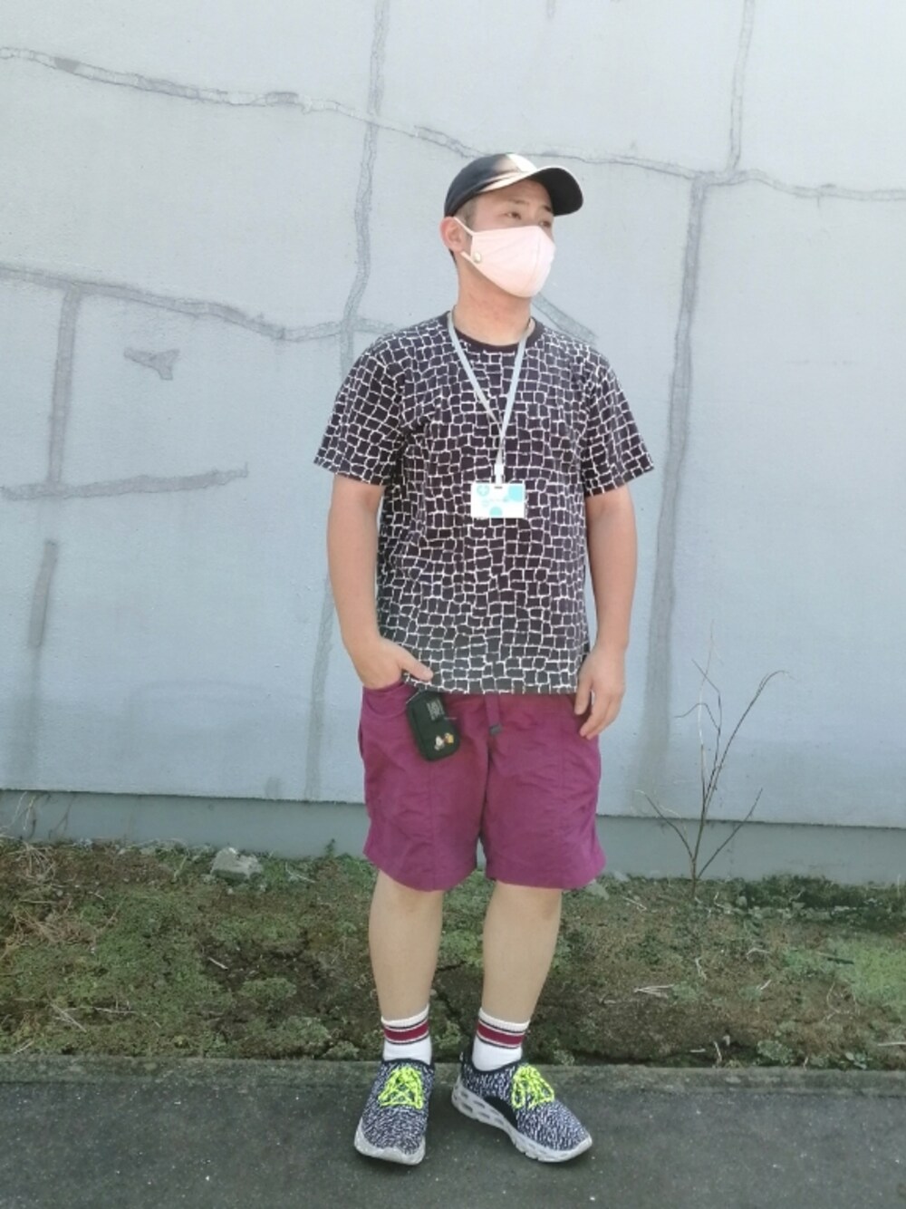 ブラック系のTシャツ/カットソー、パープル系のパンツ、その他のスニーカーを着用したメンズの夏コーディネートの1枚目の写真