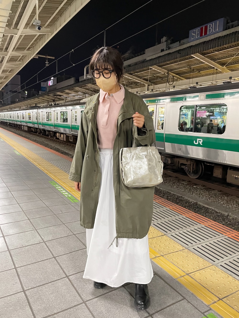 「カジュアル、オトナ女子、オトナカジュアル、大人女子、あったかコーデ、スカートコーデ、ブーツ、春コーデ、ロングスカート、ピンク、フレアスカート、モッズコート、サイドゴアブーツ、襟付きトップス、めがね」｜「SHENERYのレザー巾着ショルダーバッグ（トートバッグ、シルバー系）」を使った、rionaさん（レディース・158cm）の冬コーディネートの1枚目の写真