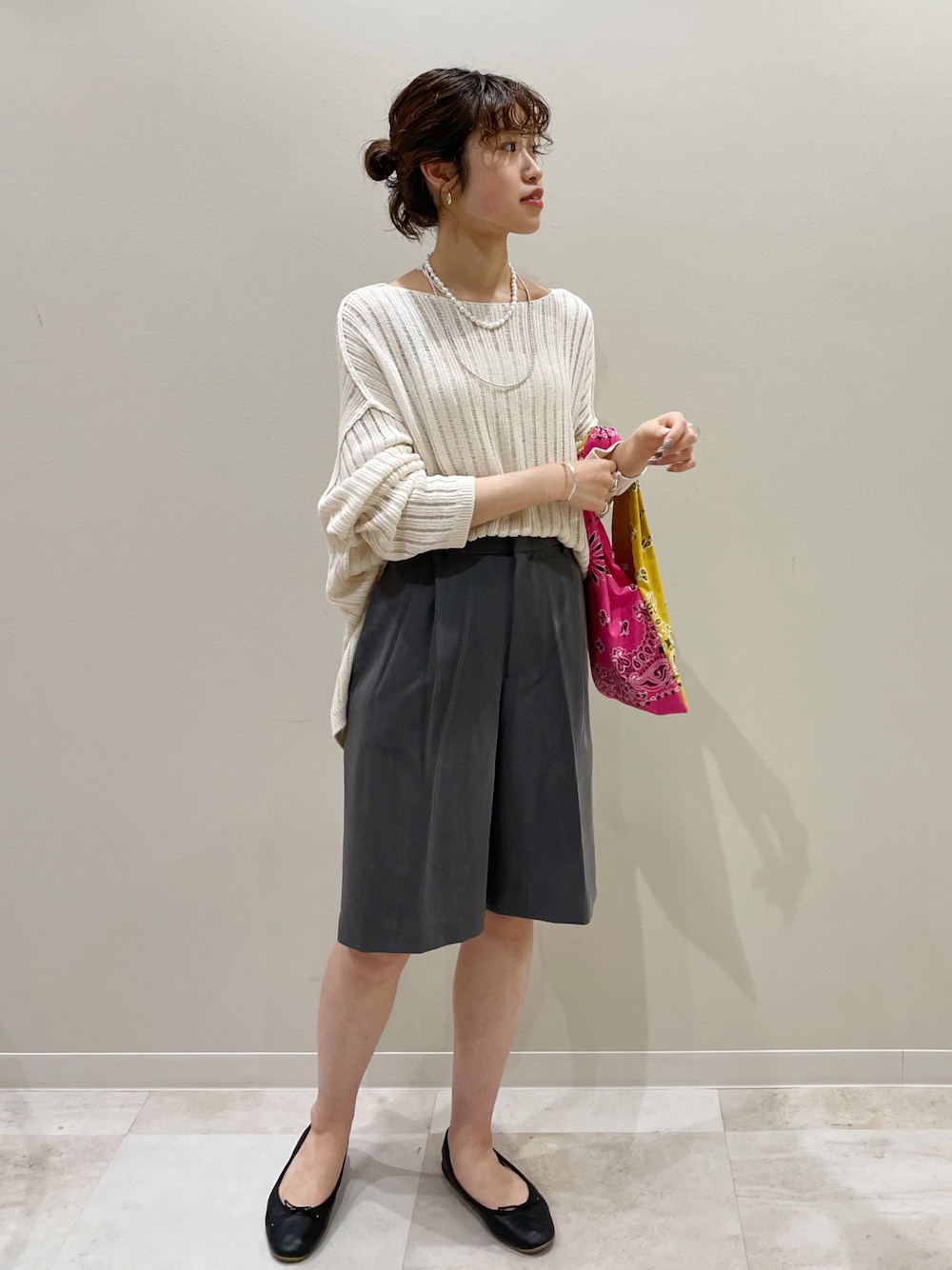 「春コーデ、カジュアルコーデ、シンプルスタイル、オトナ女子、春、パンツコーデ、ラクチンコーデ、きれいめカジュアル、骨格ウェーブ、バレエシューズ、シアートップス、春夏コーデ、ニット、ハーフパンツ」｜「SHENERYのバレエシューズ（バレエシューズ、ブラック系）」を使った、rionaさん（レディース・158cm）の春コーディネートの1枚目の写真