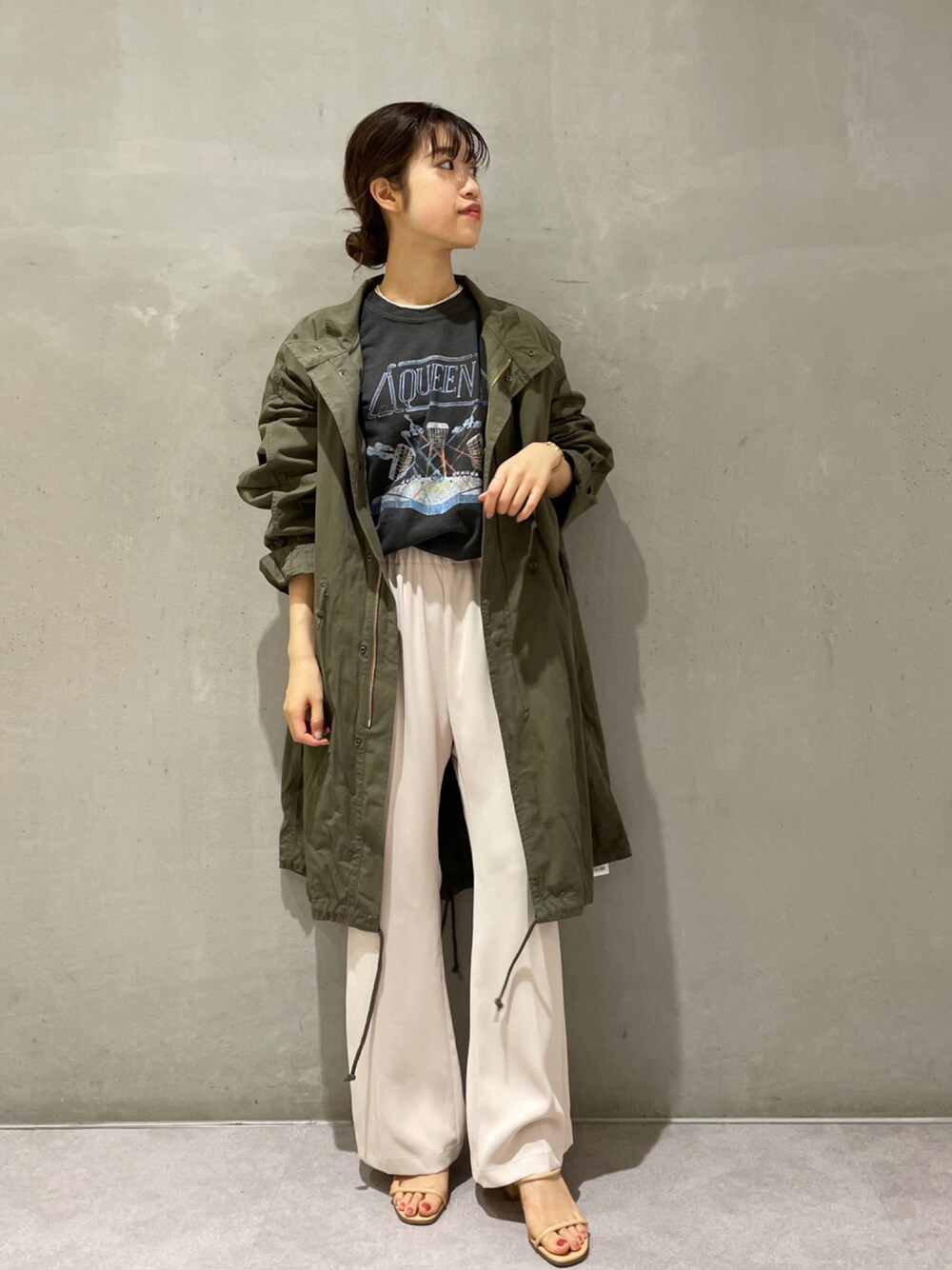 「秋コーデ、休日コーデ、きれいめカジュアル、秋服準備はじめました、大人かわいい、ラクチンコーデ、Tシャツ、ロンT、大人カジュアル、パンツスタイル、白パンツ、モッズコート」｜「GOOD ROCK SPEEDのQUEEN ロングスリーブTEE（Tシャツ/カットソー、ブラック系）」を使った、rionaさん（レディース・158cm）の夏コーディネートの1枚目の写真
