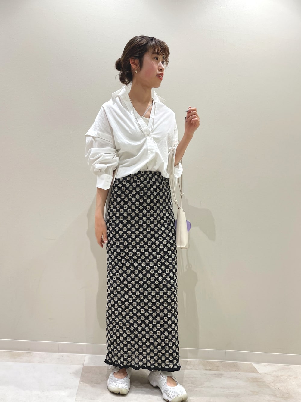 「ラクチンコーデ、オトナカジュアル、シンプル、休日コーデ、オトナカワイイ、キレイめ、春夏コーデ、ワッシャースカート、スカート、シャツスタイル、シャツ、骨格ウェーブ、タイトスカート、スニーカーコーデ、春コーデ」｜「NIKEのナイキ エア リフト ブリーズ ウィメンズシューズ / スニーカーサンダル (22-29cm) / NIKE AIR RIFT BREATHE（サンダル、ホワイト系）」を使った、rionaさん（レディース・158cm）の春コーディネートの1枚目の写真