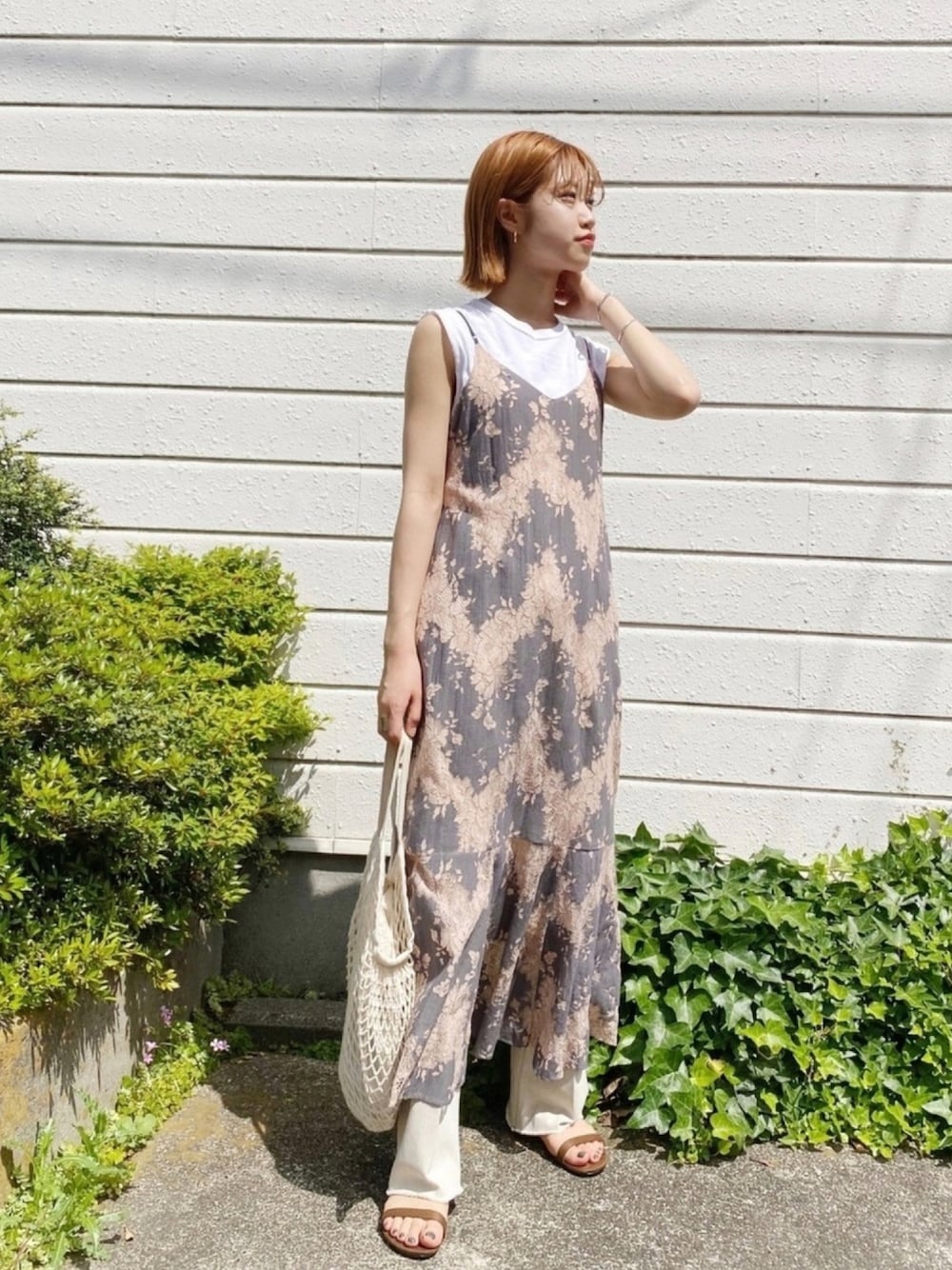 「SHENERY、ノースリーブ、キャミワンピ、レース、デニム、デニムパンツ、フラットシューズ、シンプルコーデ、オトナカジュアル、春夏コーデ」｜「SHENERYのアイテム（ワンピース、ピンク系）」を使った、rionaさん（レディース・158cm）の夏コーディネートの1枚目の写真