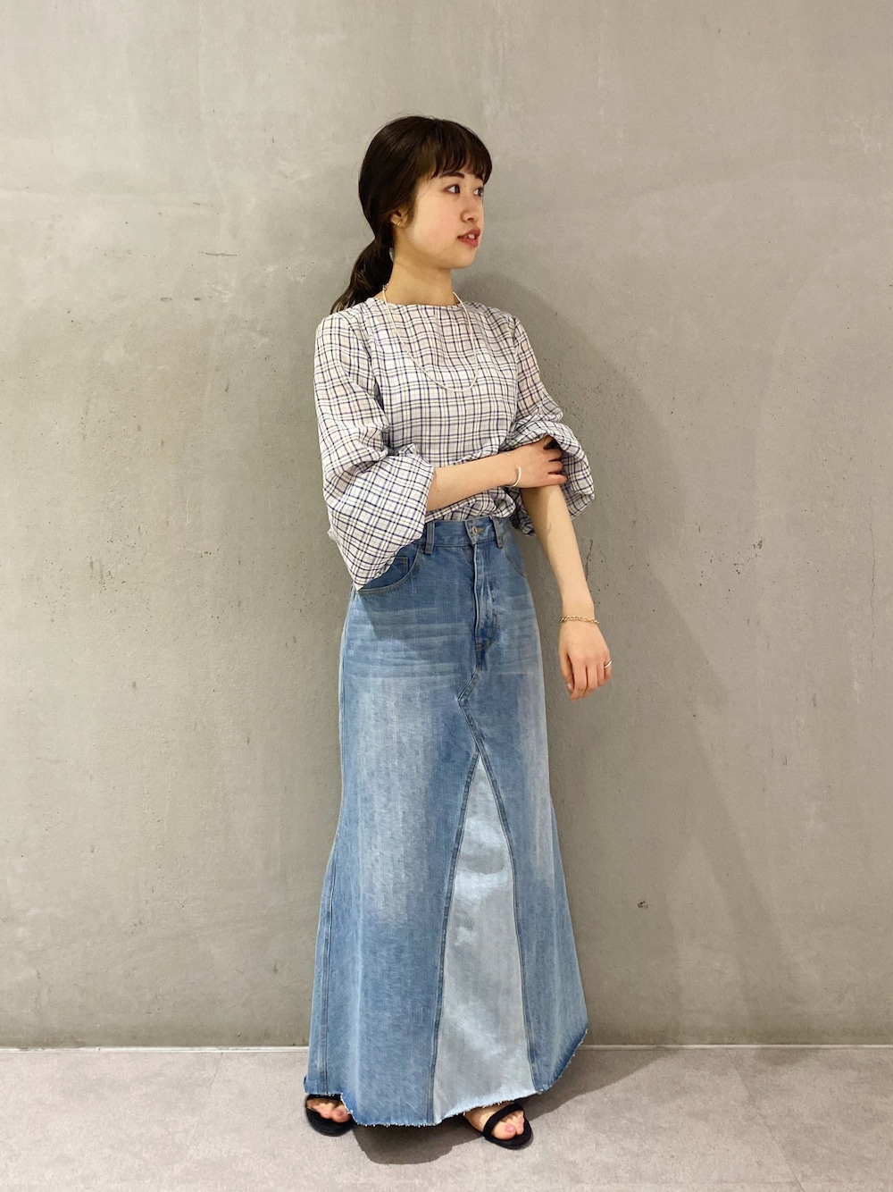 「春服、シンプル、春カラー、春夏コーデ、大人女子、カラーコーデ、スカート、休日スタイル、シアー、シアーシャツ、デニムスカート、フレアスカート、サンダル、骨格ウェーブ」｜「SHENERYのシアーチェックブラウス（シャツ/ブラウス、ブルー系）」を使った、rionaさん（レディース・158cm）の春コーディネートの1枚目の写真