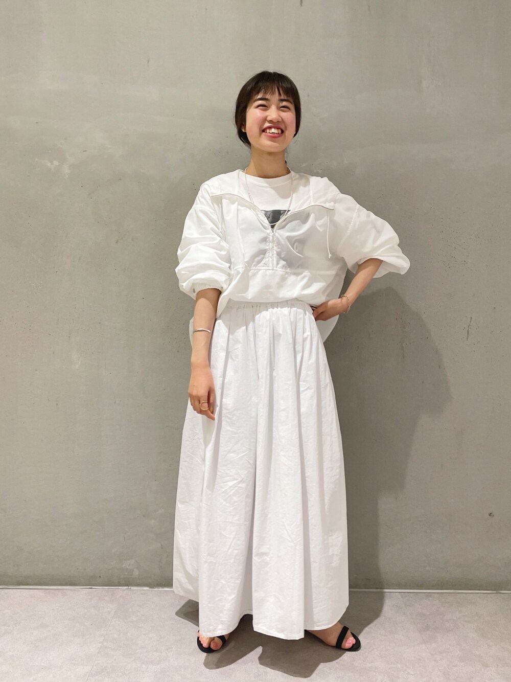 「オトナカジュアル、カジュアル、春、はるコーデ、ロングスカート、大人コーデ、おしゃれさんと繋がりたい、今日のコーデ、ワントーンコーデ、アノラックパーカー、スカート、サンダル、ロゴT、骨格ウェーブ、春コーデ」｜「SHENERYのタックギャザーロングスカート（スカート、ホワイト系）」を使った、rionaさん（レディース・158cm）の春コーディネートの1枚目の写真