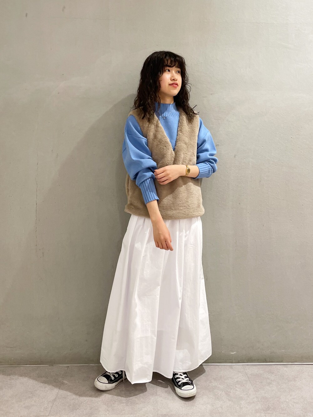 「クリスマスに着たい服、カジュアルコーデ、大人コーデ、冬、おしゃれさんと繋がりたい、オトナカジュアル、ニットコーデ、スニーカー、ハイネック、ハイネックニット、スカート、ベスト、ファー、冬コーデ」｜「CONVERSEのCONVERSE コンバース オール スター 100 カラーズ ハイ / ALL STAR 100 COLORS HI（スニーカー、ブラック系）」を使った、rionaさん（レディース・158cm）の冬コーディネートの1枚目の写真