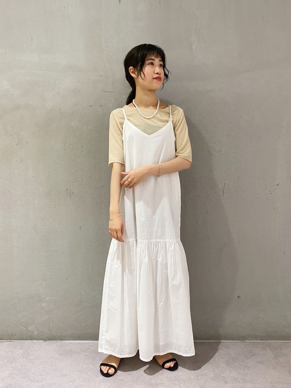 「大人カジュアル、初夏コーデ、シンプル、オトナ女子、おしゃれさんと繋がりたい、大人ガーリー、春夏コーデ、ワンピーススタイル、キャミワンピ、ワンピース、シアー、ティアード、ティアードワンピース、骨格ウェーブ、サンダル」｜「SHENERYのティアードキャミドレス（ワンピース、ホワイト系）」を使った、rionaさん（レディース・158cm）の夏コーディネートの1枚目の写真
