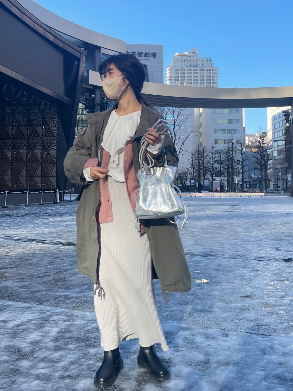 「私の推しブランド、休日スタイル、カジュアルコーデ、マーメイドスカート、サイドゴアブーツ、ブラウス、襟付きトップス、フリルカラーブラウス、ニットスカート、ブーツ、モッズコート、ニットカーディガン、ラクーンニット、冬コーデ、コート」｜「Dr. Martensの【Dr.Martens /ドクターマーチン】CHELSEA BOOT/チェルシーブーツ/2976　サイドゴアブーツ（ブーツ、ブラック系）」を使った、rionaさん（レディース・158cm）の冬コーディネートの1枚目の写真
