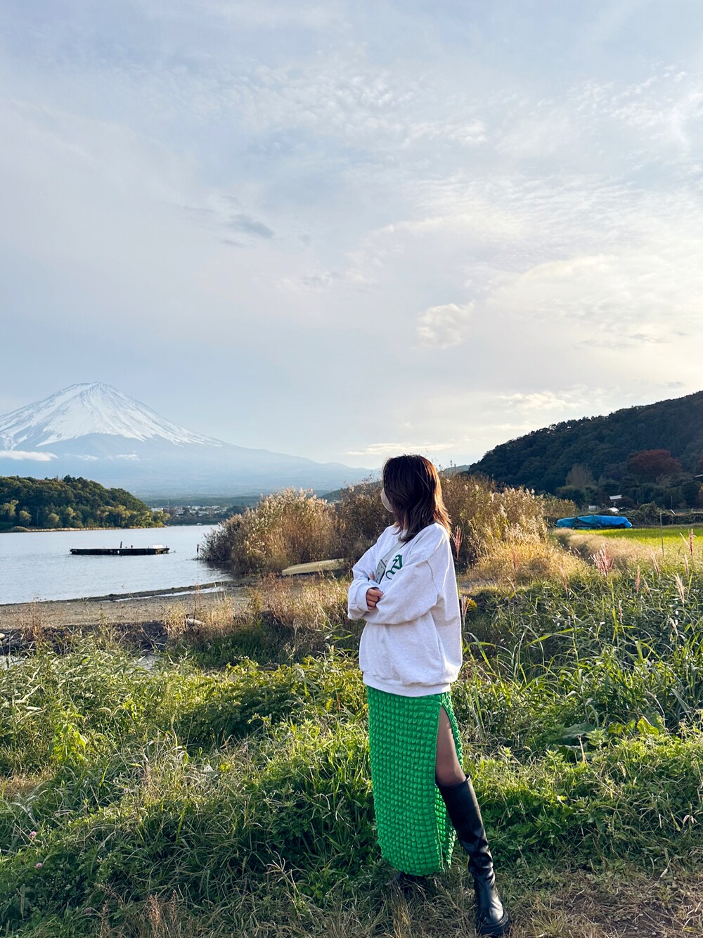 「休日スタイル、おでかけコーデ、お洒落さんとつながりたい、春色、スウェットコーデ、いいね、save、フォローお願いします🤑、大人かわいい、オーバーサイズ、AMAIL、ロゴスウェット、グリーン、スリット、スカート、春服、今日のコーデ」｜「AMAILのPocopon skirt（スカート、グリーン系）」を使った、maopiさん（レディース・163cm）の春コーディネートの1枚目の写真