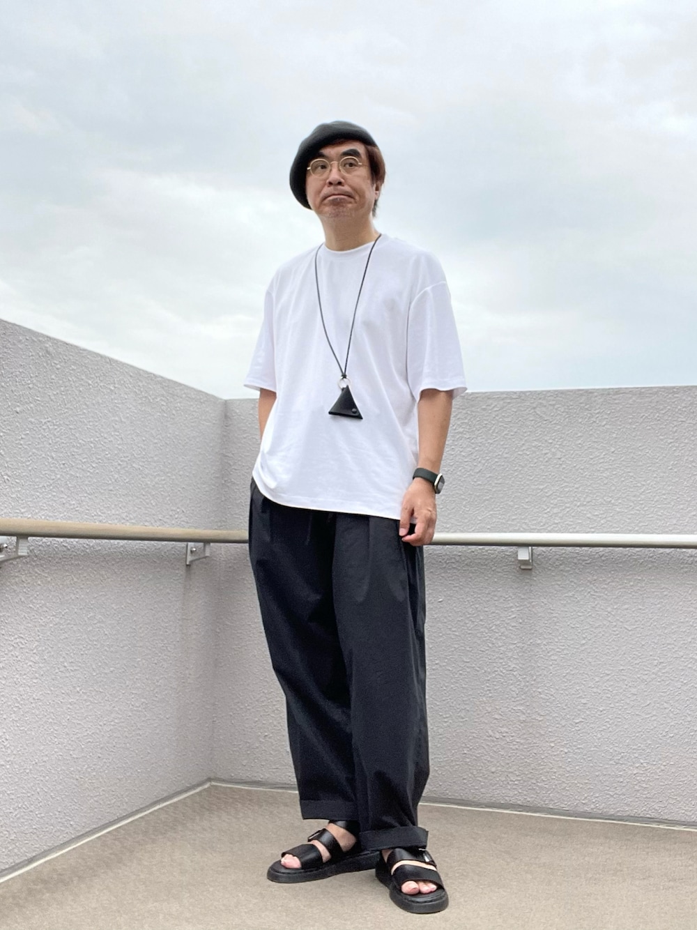 「ビッグT、グリフォンサンダル、ワイドパンツ、ベレー帽」｜「CA4LAのCA4LA WASHBERET（ハンチング/ベレー帽、ブラック系）」を使った、Taka＠TeamSixtiesさん（メンズ・169cm）の夏コーディネートの1枚目の写真
