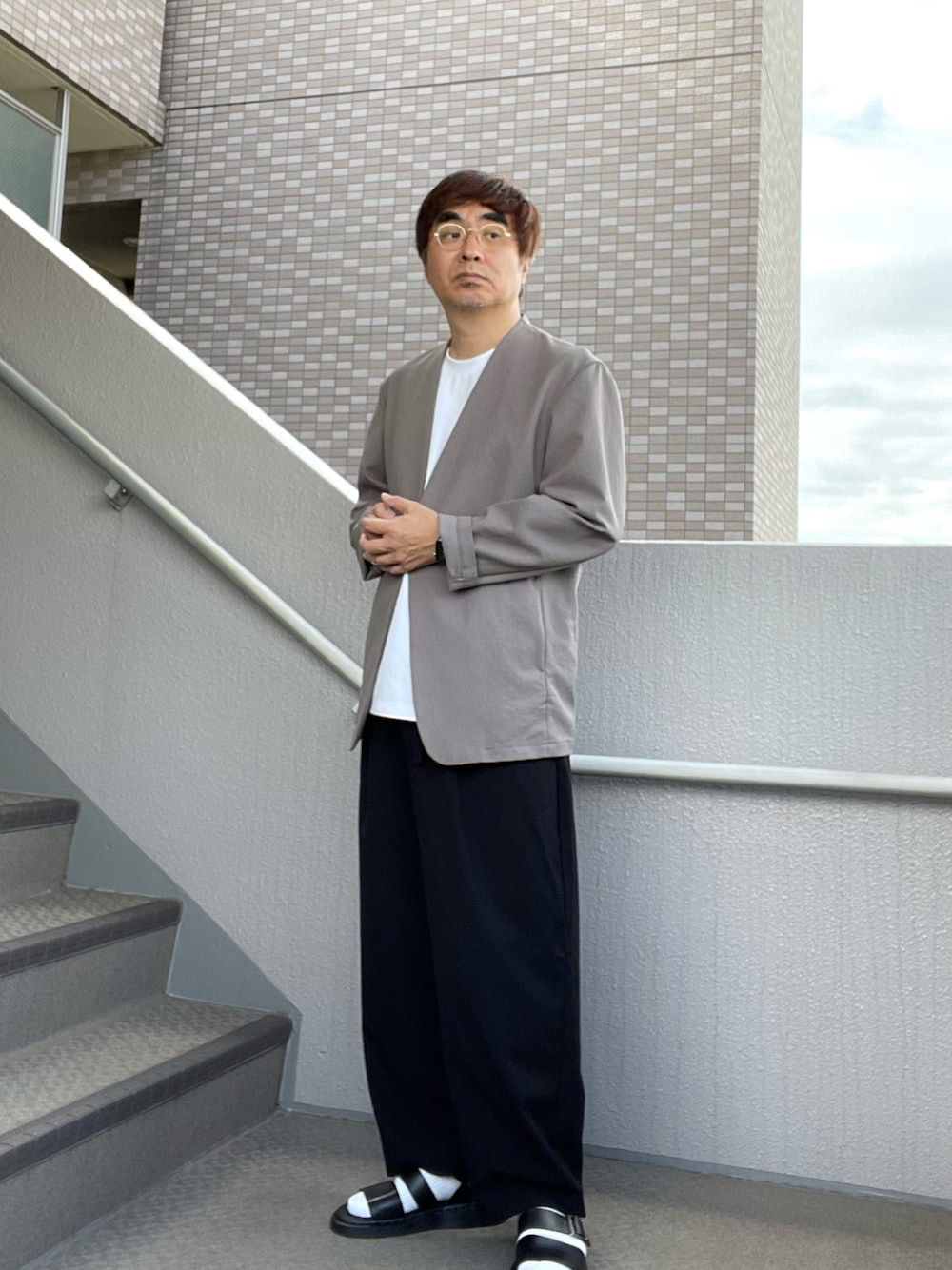 「ワイドパンツ、ドクターマーチンサンダル、ノーカラージャケット」｜「GUのアイテム（その他パンツ、ブラック系）」を使った、Taka＠TeamSixtiesさん（メンズ・169cm）の秋コーディネートの1枚目の写真