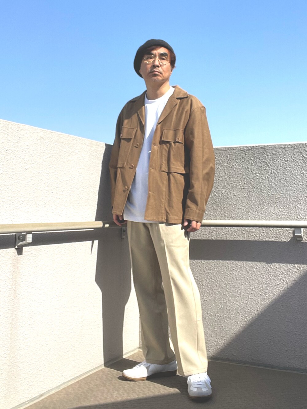 「ベージュ、ベレー帽、ジャーマントレーナー、シャツジャケット」｜「UNIQLOのアイテム（その他アウター、ブラウン系）」を使った、Taka＠TeamSixtiesさん（メンズ・169cm）の春コーディネートの1枚目の写真