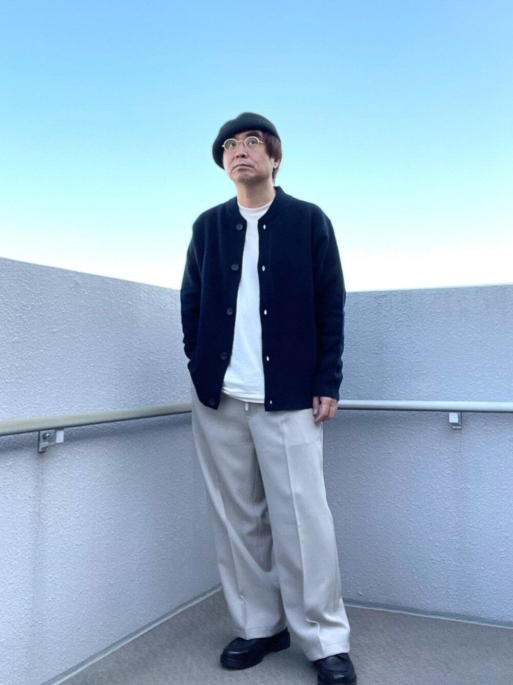 「スフレヤーンニット、バギーパンツ、Uチップシューズ、カーディガン」｜「UNIQLOのアイテム（カーディガン/ボレロ、ブルー系）」を使った、Taka＠TeamSixtiesさん（メンズ・169cm）の冬コーディネートの1枚目の写真