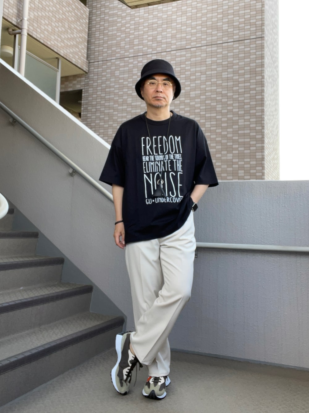 「センタープレスパンツ、バケットハット、gu undercover、MS327、モノトーンコーデ」｜「CA4LAのHK PAIL CLOTH（ハット、ブラック系）」を使った、Taka＠TeamSixtiesさん（メンズ・169cm）の春コーディネートの1枚目の写真