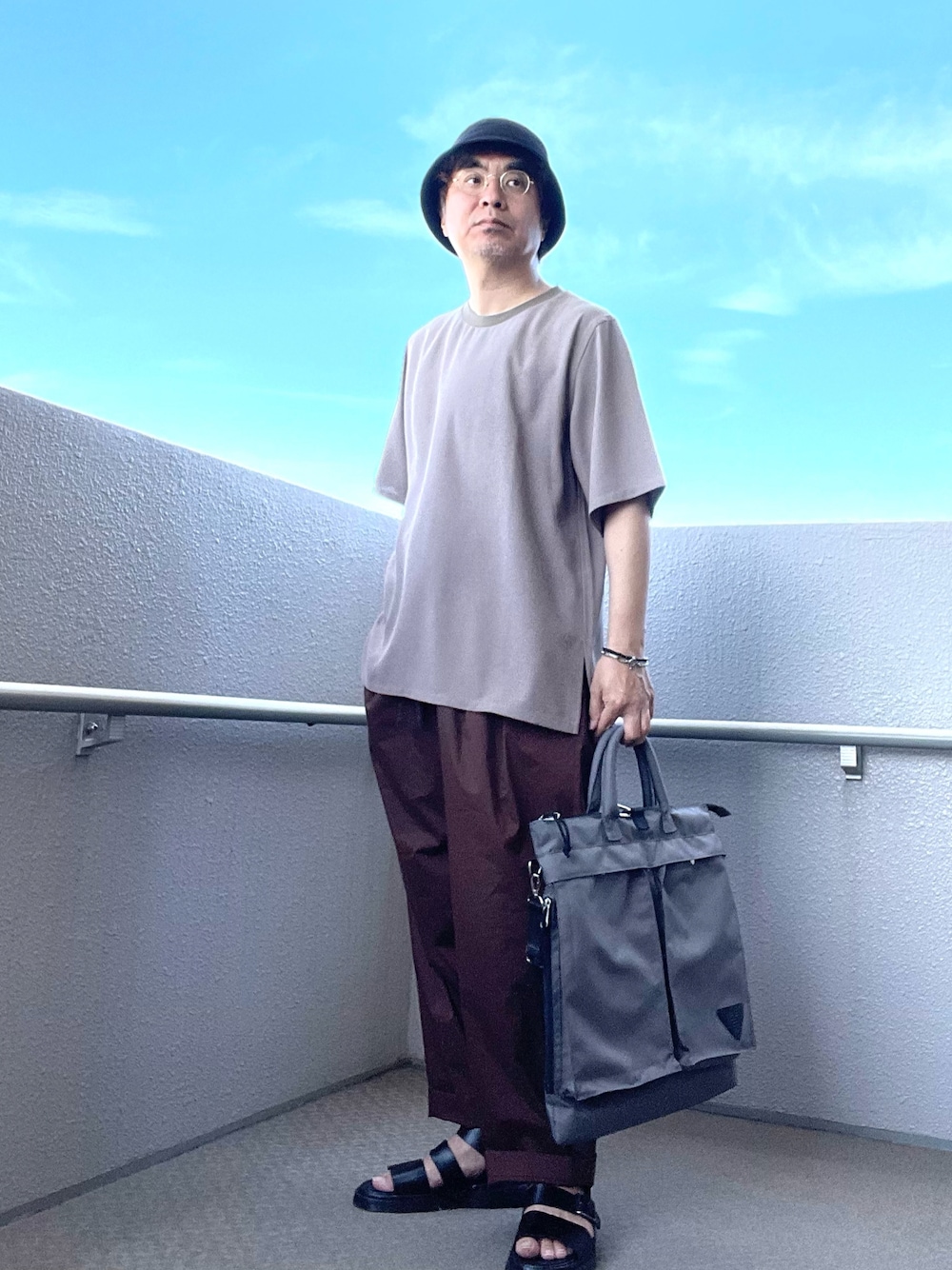 「バケットハット、ドクターマーチンサンダル、Gryphon、ヘルメットバッグ、ワイドパンツ」｜「CA4LAのHK PAIL CLOTH（ハット、ブラック系）」を使った、Taka＠TeamSixtiesさん（メンズ・169cm）の夏コーディネートの1枚目の写真