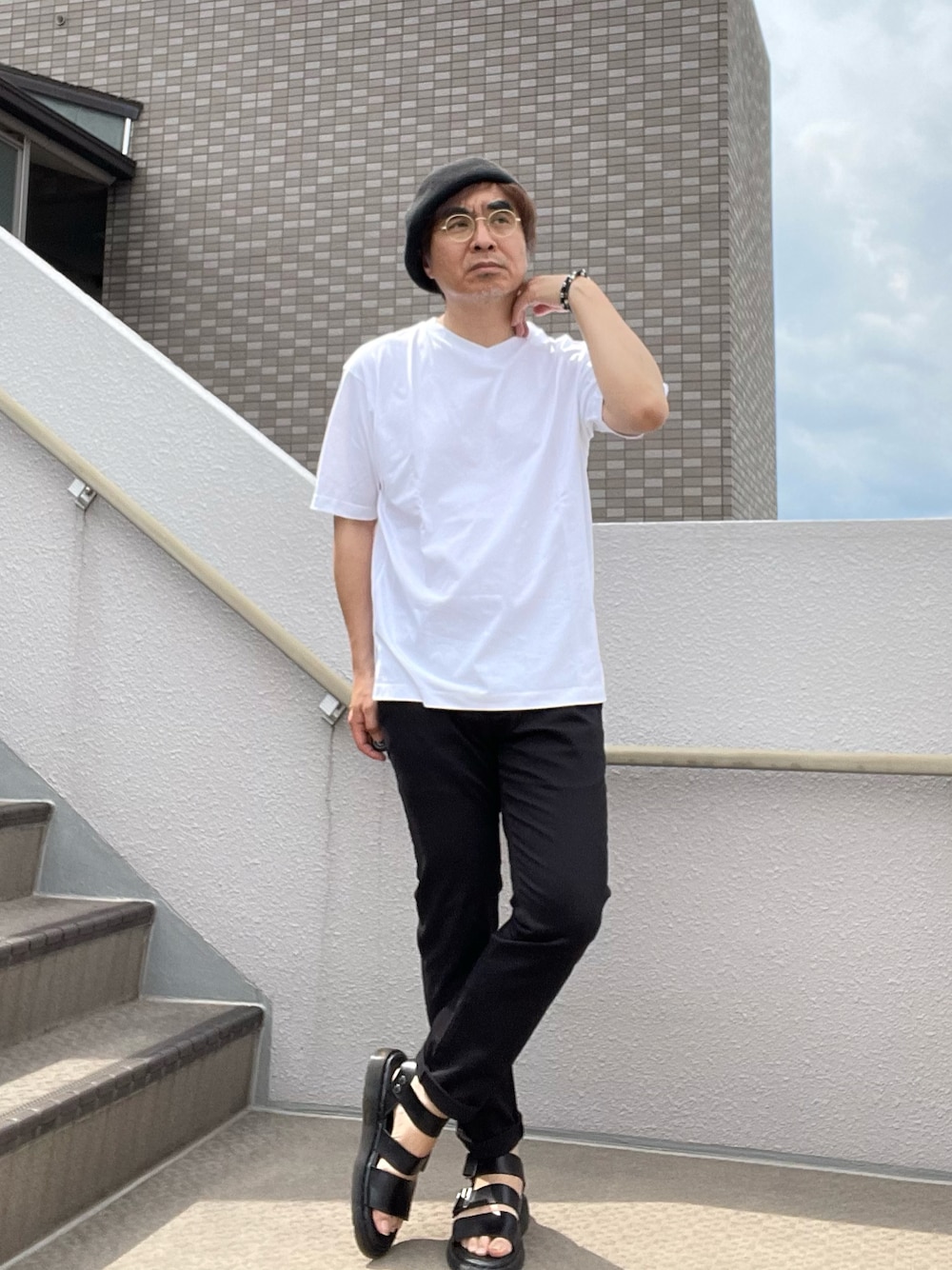 「ドクターマーチンサンダル、Gryphon、ベレー帽、UNIQLO theory、スキニーパンツ、モノトーン」｜「UNIQLOのアイテム（Tシャツ/カットソー、ブラック系）」を使った、Taka＠TeamSixtiesさん（メンズ・169cm）の夏コーディネートの1枚目の写真