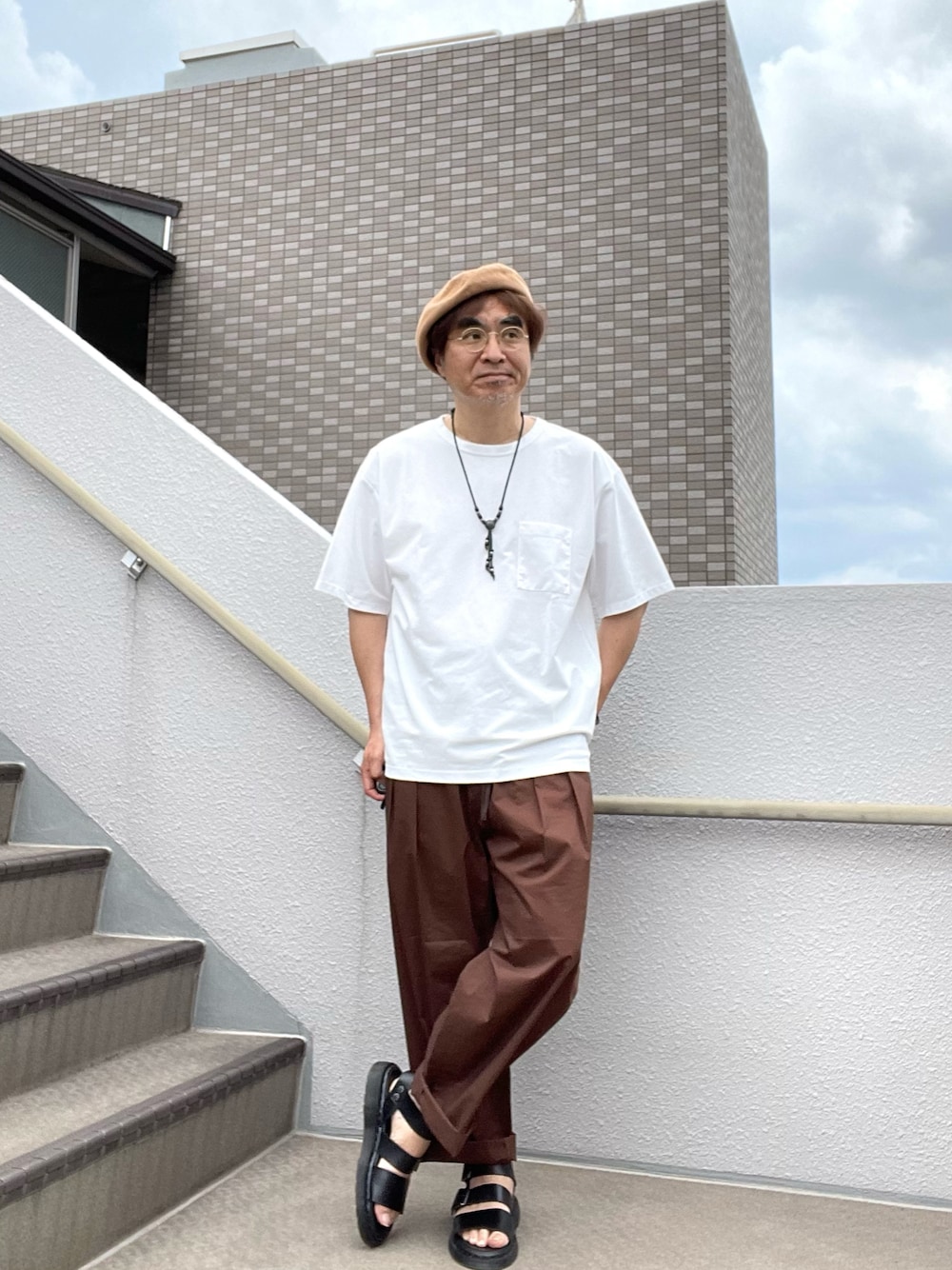「ベレー帽、ドクターマーチンサンダル、Gryphon、ワイドパンツ」｜「417 EDIFICEのHGシルケットポンチ 5/S TEE（Tシャツ/カットソー、イエロー系）」を使った、Taka＠TeamSixtiesさん（メンズ・169cm）の夏コーディネートの1枚目の写真