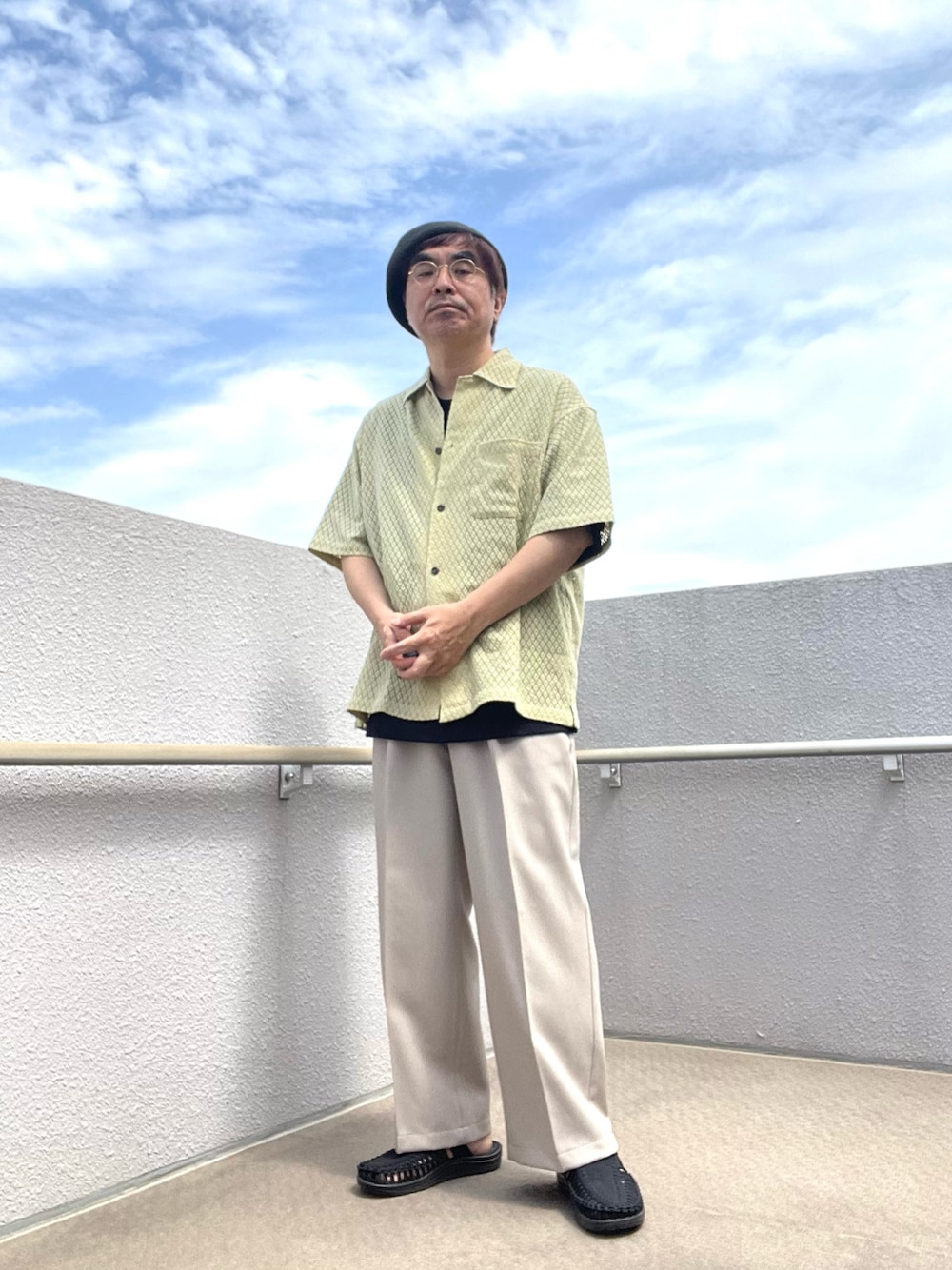 「レースシャツ、ワイドパンツ、ベレー帽、KEEN UNEEK！」｜「JOURNAL STANDARD relumeのダイヤレース オープンカラー半袖シャツ（シャツ/ブラウス、イエロー系）」を使った、Taka＠TeamSixtiesさん（メンズ・169cm）の春コーディネートの1枚目の写真