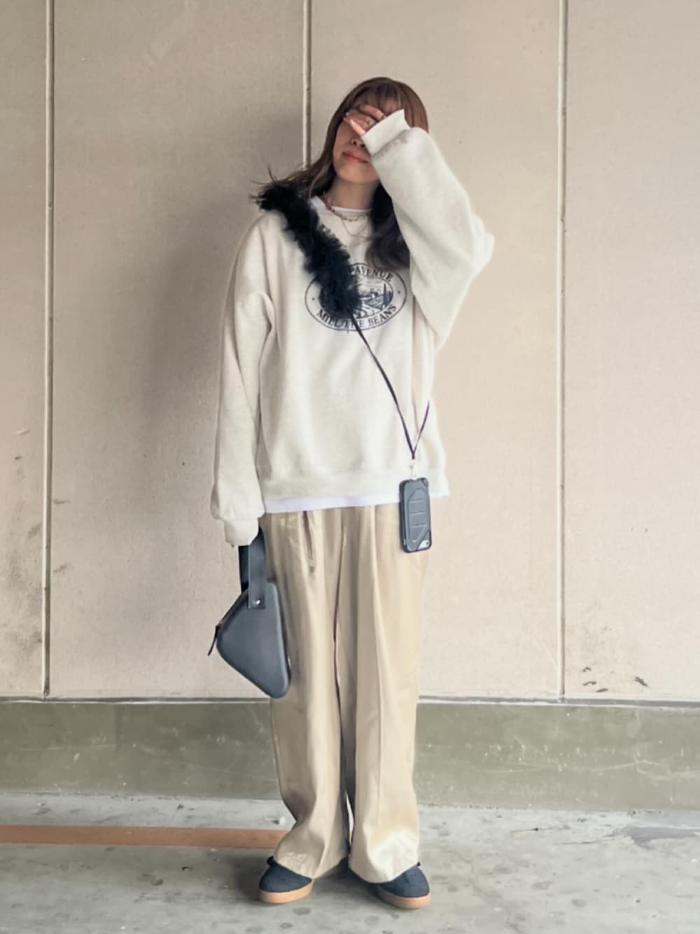 ベージュ系のその他パンツ、ベージュ系のスウェット、ブラック系のショルダーバッグを着用したレディースの春コーディネートの1枚目の写真