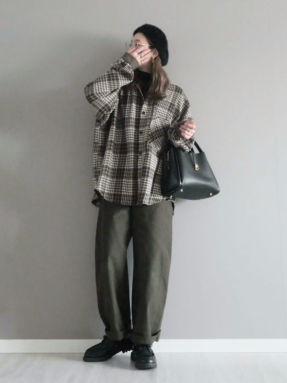 「チェック、チェックシャツ、フランネルシャツ、コーデュロイ、異素材、ジャージーバレルレッグパンツ、カーブパンツ、UNIQLO、レイヤードスタイル、ライトアウター、デッキシューズ、ベレー帽、メガネ女子、トートバッグ、FUDGE」｜「Starting OverのVintage-like collar corduroy check flannel shirt/ヴィンテージライク 襟コーデュロイ フランネル シャツ（シャツ/ブラウス、ブラウン系）」を使った、miiさん（レディース・162cm）の冬コーディネートの1枚目の写真