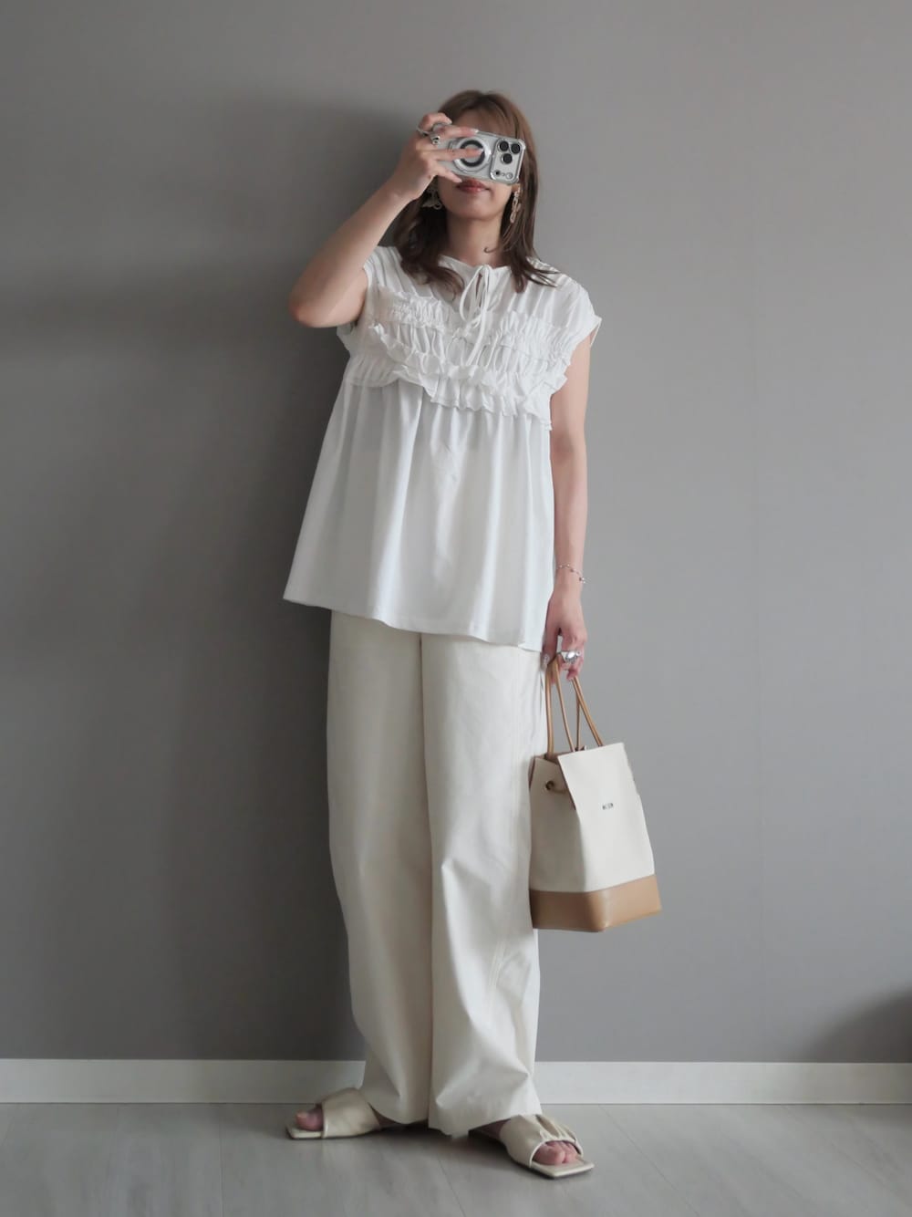 ホワイト系のTシャツ/カットソー、シルバー系のブレスレットを着用したレディースの夏コーディネートの1枚目の写真